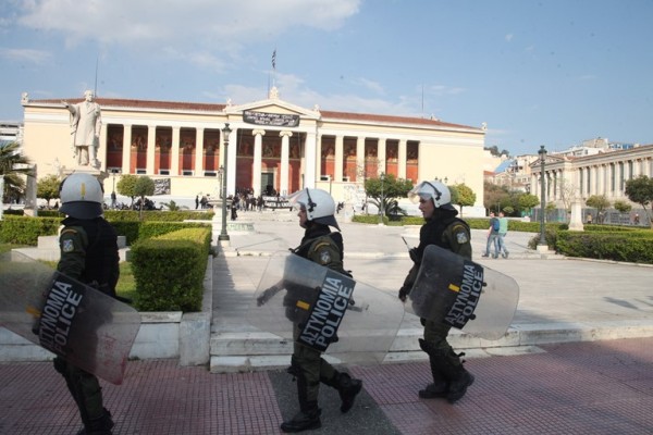 ΕΚΠΑ: Οι αστυνομικές δυνάμεις σε απόσταση αναπνοής από τους καταληψίες