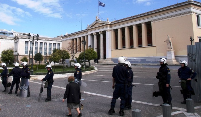 Αποκλεισμένη από αστυνομικές δυνάμεις αυτή την ώρα η Πρυτανεία