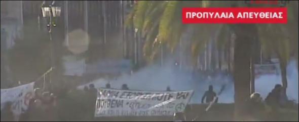 Η έφοδος στην πρυτανεία και η “μάχη” με τα ΜΑΤ [βίντεο]