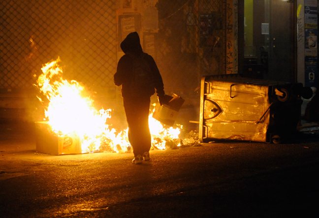 Οξύνεται η ένταση στα Εξάρχεια [εικόνες]