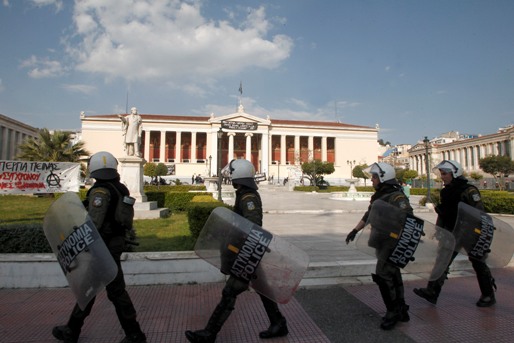 Επεισόδια και ένταση στην Πρυτανεία – Έγινε προσπάθεια να σπάσει ο αποκλεισμός από τα ΜΑΤ