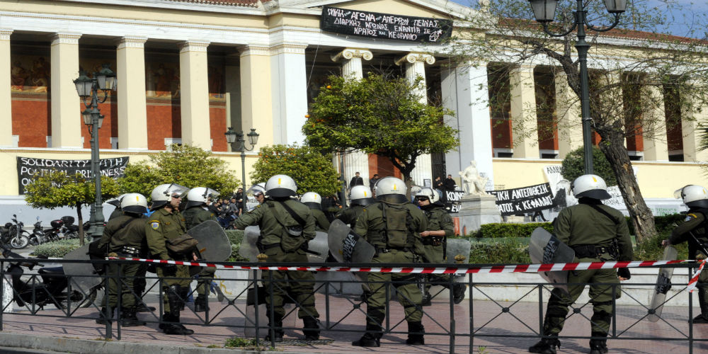 ΕΚΤΑΚΤΟ: Με επέμβαση των ΜΑΤ στην Πρυτανεία έληξε η κατάληψη – Έγιναν συλλήψεις (upd2)