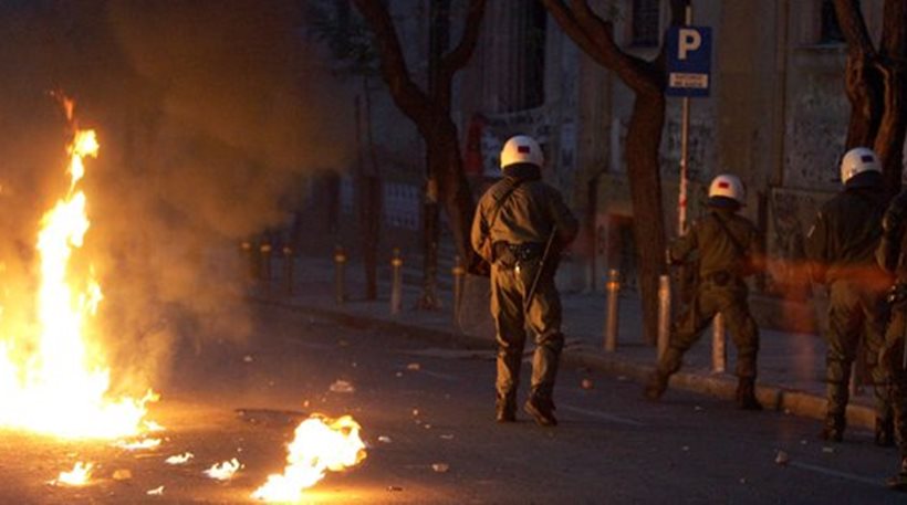 Θεσσαλονίκη: Επίθεση με μολότοφ σε διμοιρία των ΜΑΤ