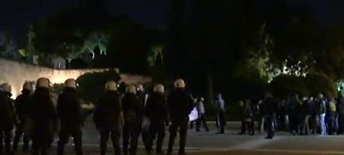 Αναρχικοί πήγαν στο μνημείο του Αγνωστου Στρατιώτη κι έφαγαν “τρελό” ξύλο από τα ΜΑΤ(εικόνες)