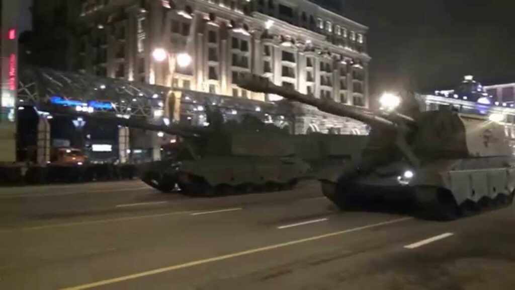 Νέο βίντεο από νυχτερινή δοκιμαστική παρέλαση του ρωσικού στρατού στην Μόσχα