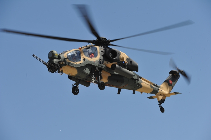 Τ-129 ΑΤΑΚ: Το νέο τουρκικό επιθετικό ελικόπτερο επιδεικνύει τις δυνατότητές του (Βίντεο)