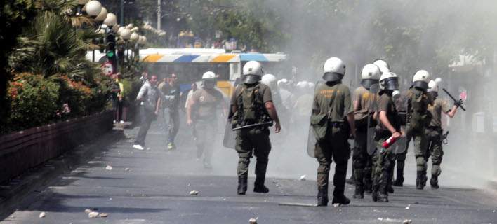 Εισβολή κουκουλοφόρων στην ΑΣΟΕ – Οι προβοκάτορες ξανά σε δράση