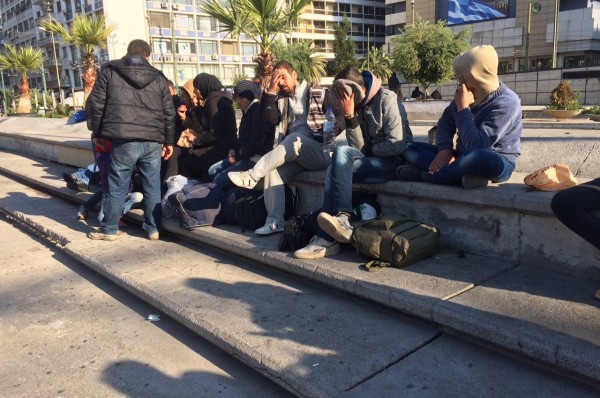 Χαμός και σήμερα στην Ομόνοια από λαθρομετανάστες που…”λιάζονται” – Τα πλοία από τα νησιά δεν σταματούν να έρχονται με λάθρο