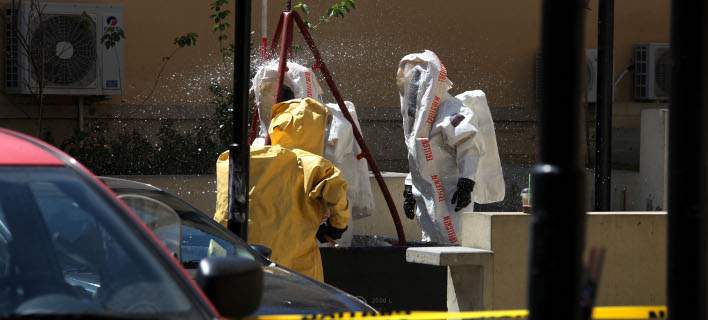 Σκηνές “χόλυγουντ” στην Εισαγγελία: Ειδικές στολές, απολύμανση και πανικός για τη λευκή σκόνη [εικόνες]