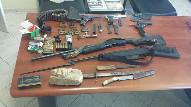 Ηράκλειο: Χειροπέδες για όπλα, σφαίρες και αρχαία