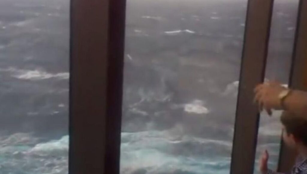 Τεράστια κύματα απειλούν να “καταπιούν” κρουαζιερόπλοιο με 3.500 επιβάτες – Δείτε το βίντεο