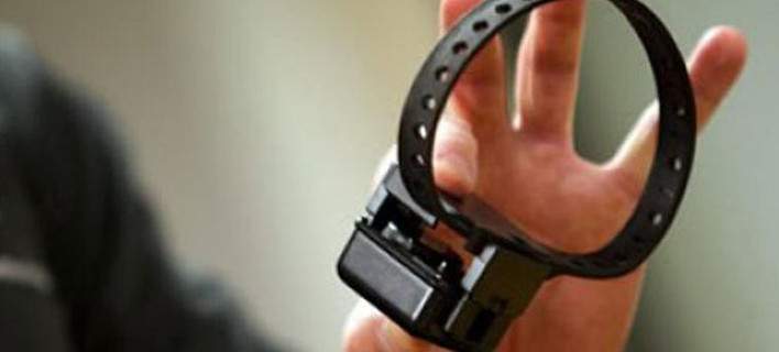 Εφτασε το «βραχιολάκι» για 250 φυλακισμένους