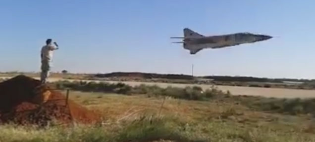 Η Αεροπορία της Λιβύης πετά ακόμη τα MiG-23 και τα πετά χαμηλά – Βίντεο