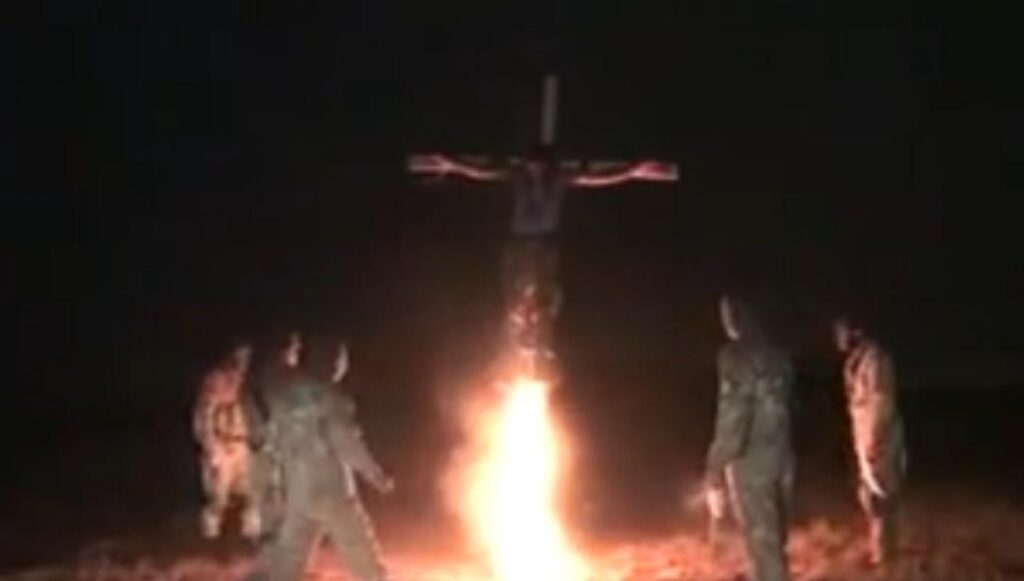 Βίντεο: Ουκρανοί ναζί του τάγματος “Αζόφ” σταυρώνουν και καίνε ζωντανό Νεορώσο μαχητή