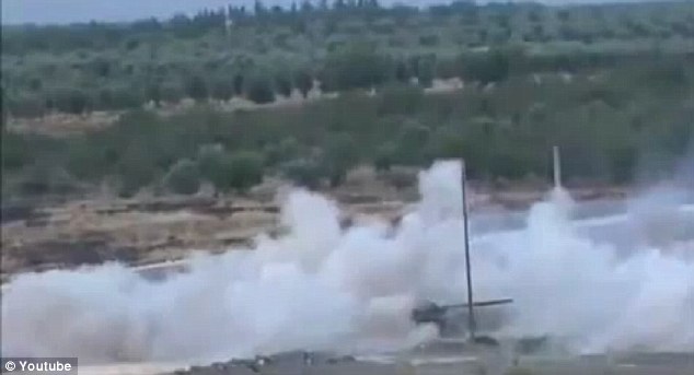 Στρατιώτης τοποθετεί εκρηκτικά σε άρμα χωρίς να τον αντιληφθούν – Το αποτέλεσμα είναι καταστροφικό [βίντεο]
