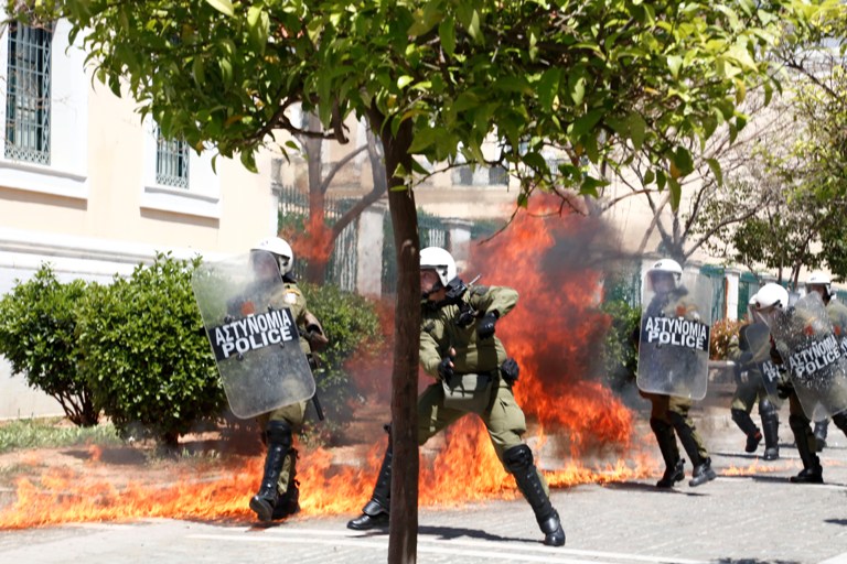 Πρώτη φορά αναρχικοί…προβοκάτορες προκαλούν επεισόδια την Πρωτομαγιά