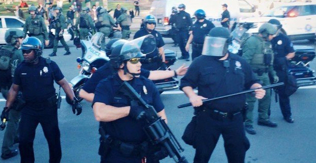 Denver Police: Το σπρέι πιπεριού πέφτει…σύννεφο κατά διαδηλωτών χωρίς να έχουν κάνει τίποτα (vid)