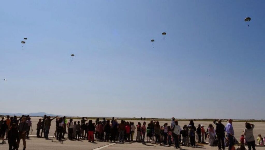 “Έβρεξε” αλεξιπτωτιστές στην Αλεξανδρούπολη [εικόνες]