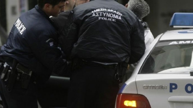 Κρήτη: Κλείδωσαν τις κόρες τους έξω από το σπίτι και συνελήφθησαν