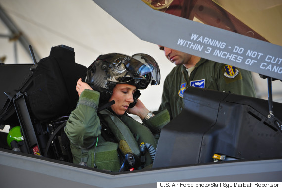 Πτήση στο F-35 με την πρώτη γυναίκα πιλότο [βίντεο]