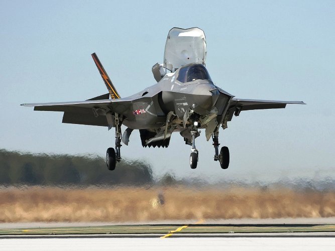 Το εξαιρετικό F-35B: Δείτε πως αιωρείται και προσγειώνεται κάθετα