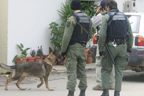 Κεφαλονιά: Ο «Ντέκο» μύρισε ηρωίνη, λαθραίο καπνό και κροτίδες