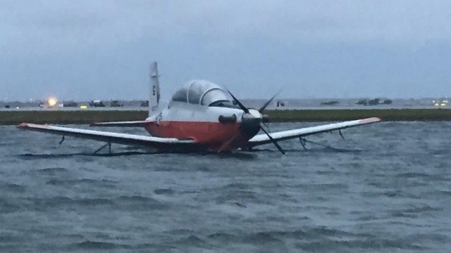Όταν καταιγίδες μετατρέπουν τα Τ-6C σε αμφίβια αεροσκάφη! [βίντεο]