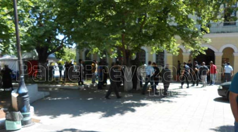 Πρέβεζα: Συμπλοκή Ρομά με αστυνομικούς έξω από τα δικαστήρια