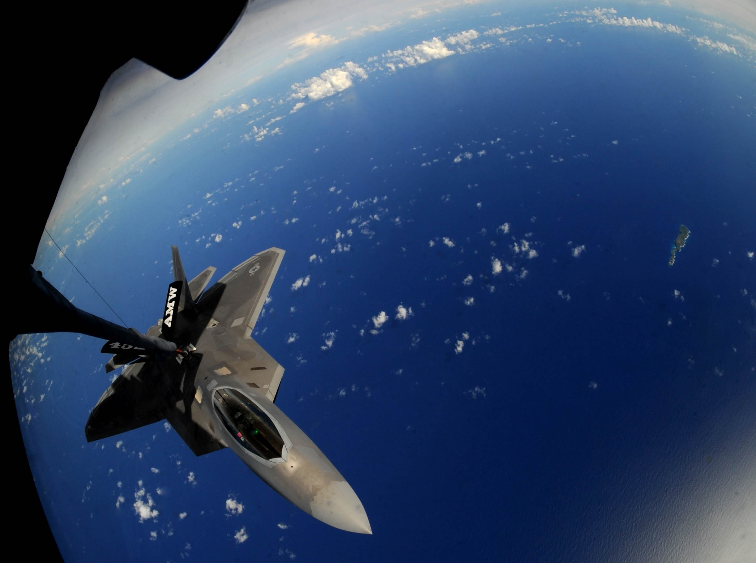 Εναέριος ανεφοδιασμός του F-22 από KC-10 [βίντεο]