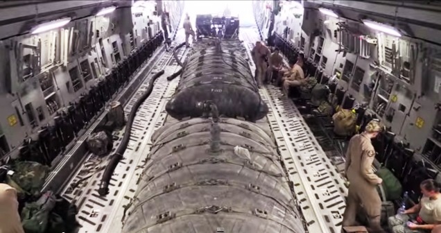 C-17 μεταφέρει 9000 γαλόνια καυσίμου σε προωθημένη βάση για τον αγώνα κατά της ISIS