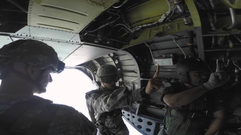 Η ισπανική ΑΣ σε άσκηση με τους Ισπανούς αλεξιπτωτιστές [βίντεο]