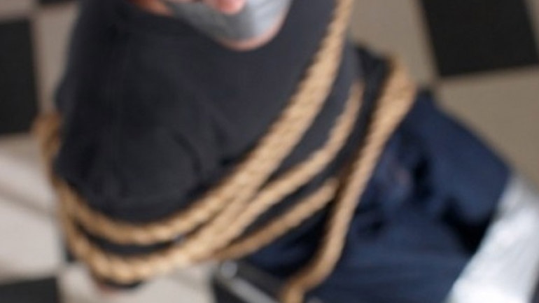 Έβγαλε για βόλτα τον σκύλο και έπεσε θύμα απαγωγής και ξυλοδαρμού από ληστές!