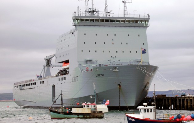 Η Βρετανία στέλνει το Lyme Bay να σταματήσει τους λαθρομετανάστες στη Μεσόγειο