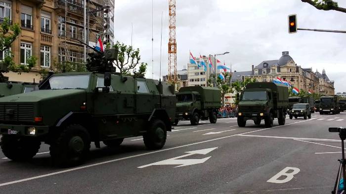 Δείτε στρατιωτική παρέλαση στο Λουξεμβούργο την ημέρα της εθνικής του εορτής