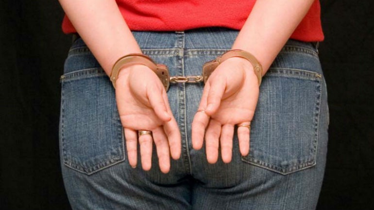 Λάρισα: Χειροπέδες σε κατηγορούμενη για απόπειρα ανθρωποκτονίας