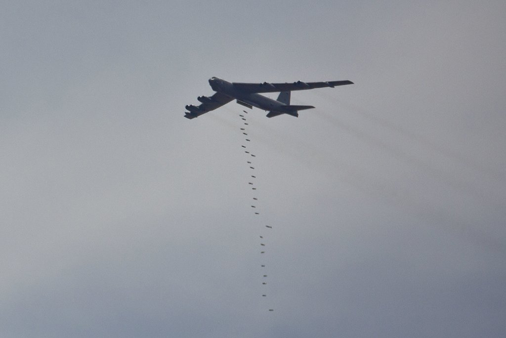 Β-52H ρίχνει βόμβες GBU-38 JDAM κατά τη διάρκεια της άσκησης Eager Lion (εικόνες, vid)