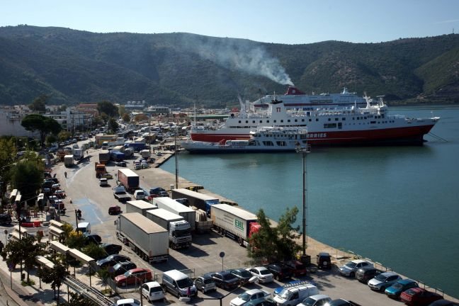 Ηγουμενίτσα: Λαθρομετανάστες κρυμμένοι σε κρύπτη φορτηγού