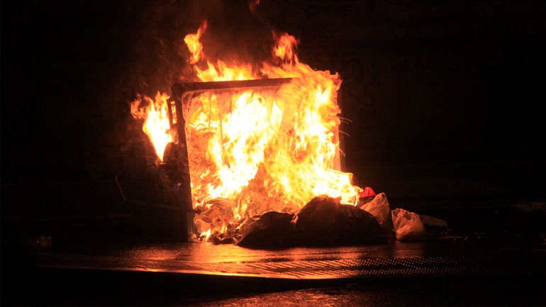 Πάτρα: «Λαμπάδιασαν» κάδοι απορριμμάτων