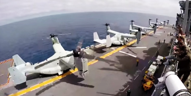 Μαζική απονήωση MV-22 Ospreys από LHD σε γρήγορη κίνηση