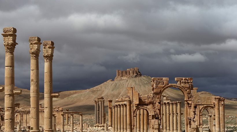 Συριακά αεροσκάφη βομβάρδισαν στόχους του ISIS στην Παλμύρα