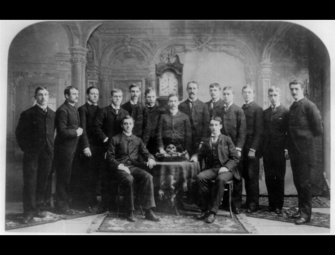 Το επικίνδυνο Τάγμα «Νεκροκεφαλή και οστά» και η οικογένεια Mπους (vid)