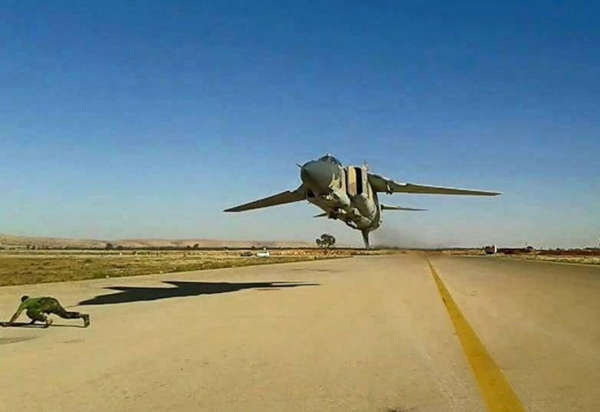 Εκπληκτική φωτογραφία: MiG-23 σε εξαιρετικά χαμηλή πτήση! (vid)