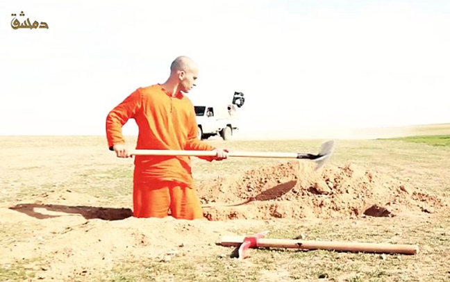 Αιχμάλωτος της ISIS σκάβει τον τάφο του πριν οι τζιχαντιστές τον αποκεφαλίσουν (vid, εικόνες)