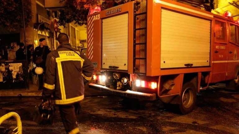 Επίθεση με μολότοφ σε όχημα της Πυροσβεστικής έξω από το Πολυτεχνείο