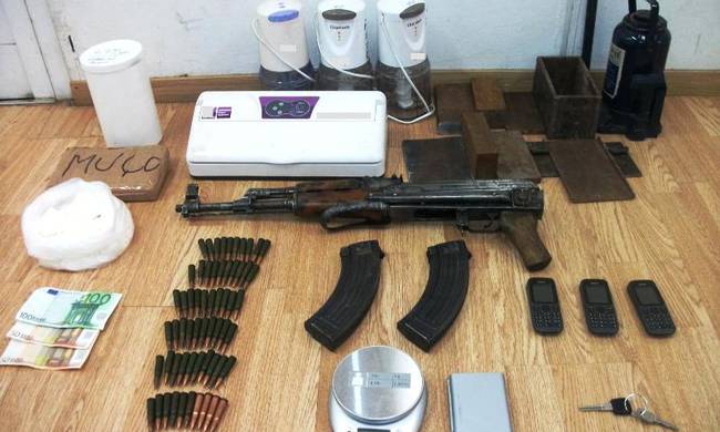 Συνελήφθη στο Αιγάλεω 51χρονος Αλβανός με όπλα και ναρκωτικά