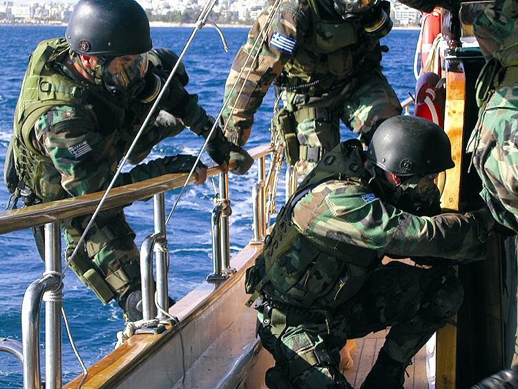 Με επέμβαση βατραχανθρώπων της ΜΥΑ και χρήση πλαστικών σφαιρών έληξε η ομηρία στο “Κρήτη ΙΙ”