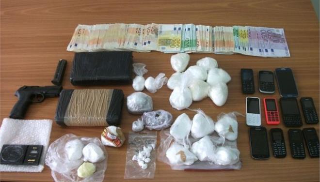 Ένας Έλληνας και τρεις υπήκοοι Αλβανίας συνελήφθησαν για διακίνηση ναρκωτικών