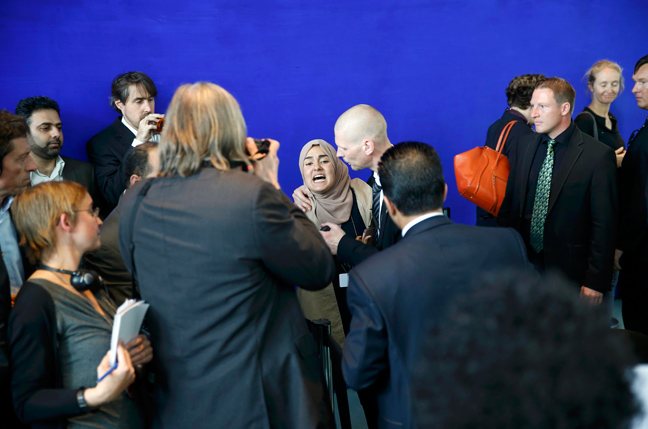 Συνελήφθη διαδηλώτρια που διέκοψε τη συνέντευξη τύπου Μέρκελ-Σίσι (εικόνες,video)