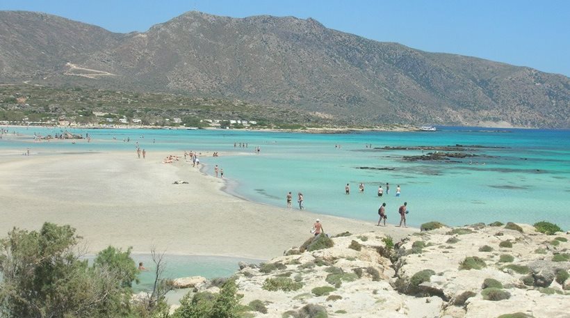 Χανιά: Άγνωστοι κατέστρεψαν ομπρέλες και ξαπλώστρες στην παραλία του Ελαφονησίου