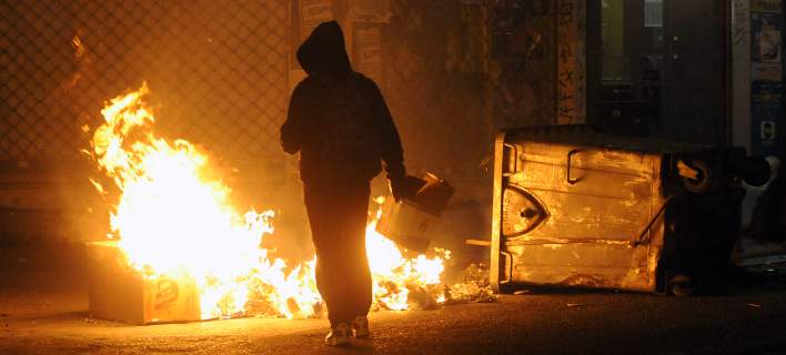 Ένταση τα ξημερώματα στα Εξάρχεια – Μολότοφ και φωτιές σε κάδους